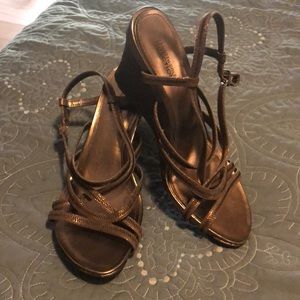 Beautiful Kenneth Cole Reaction wedges !